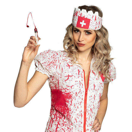 Verpleegster spuit met nepbloed