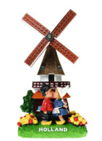 Kussend Paartje Molen polystone - 17 cm