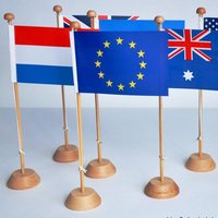 Tafelvlag Tafelstandaard - Hout Voet en Stokje - Geschikt voor 3 Vlaggen Tafelvlag Tafelstandaard - Hout Voet en Stokje - Geschikt voor 3 Vlaggen